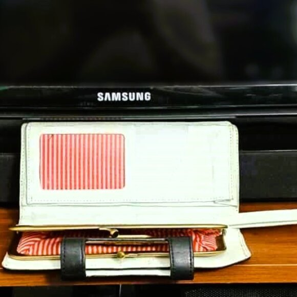 Authentic Danier Vintage Genuine Leather Wallet/Wristlet - Picture 3 of 7